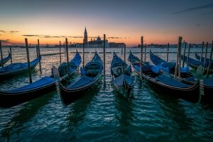 corciera notturna a Venezia