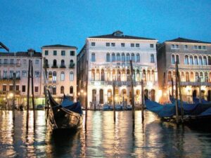 corciera notturna a Venezia