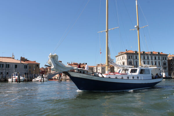 Barca a Vela nella Laguna di Venezia